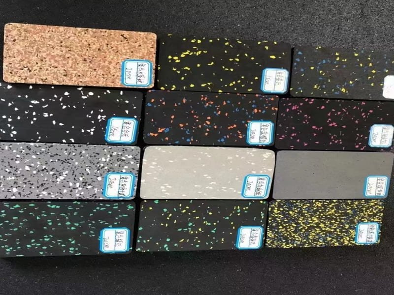 Een gesplitste afbeelding van rubberen tegels, schuimrubberen matten en een strook groene grasmat in de gymzaal.